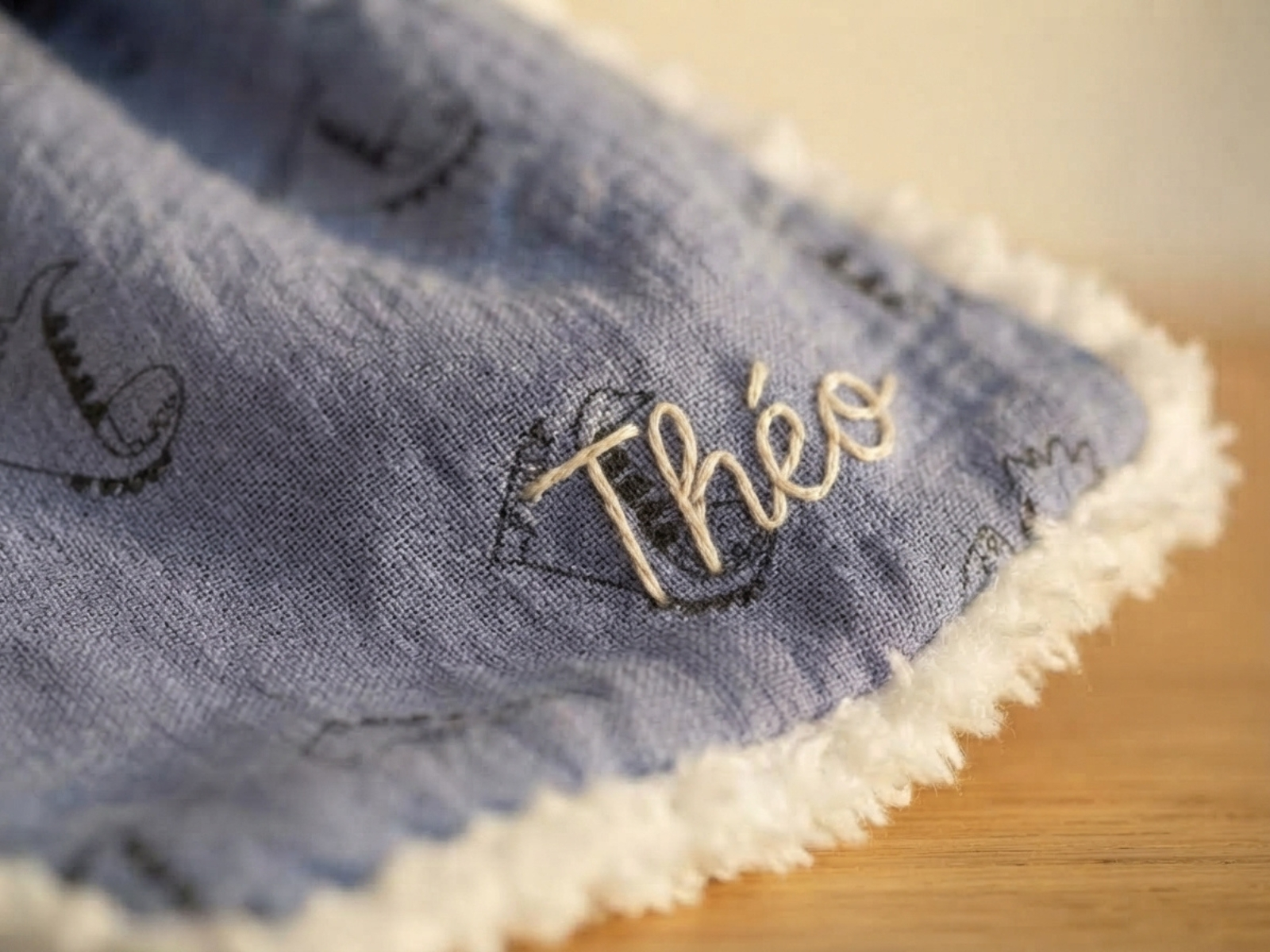 Broderie main du prénom de bébé sur le doudou naissance personnalisé Milo le renard Le Royaume des Gardiens