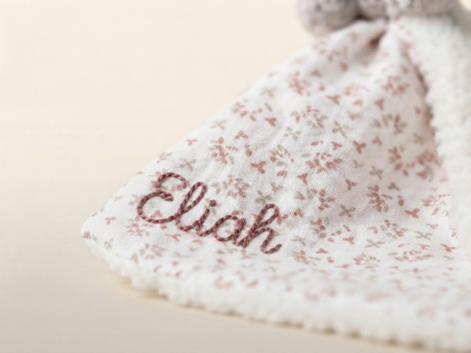 Broderie main du prénom de bébé sur le doudou naissance personnalisé Kiko le koala Le Royaume des Gardiens