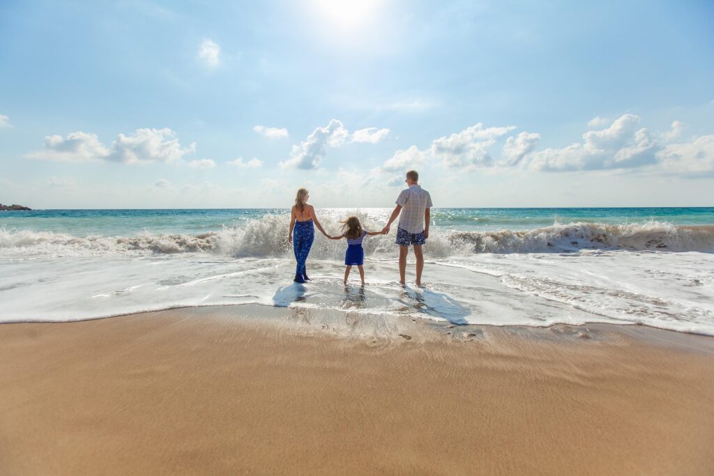 Demain, samedi 4 juillet, les vacances d'été démarrent officiellement pour toutes les zones scolaires. Et si une partie de toi attend ce moment depuis des semaines, une autre partie sait déjà ce qui t'attend : plus d'horaires fixes, des nuits chez les grands-parents ou en location, un enfant surexcité par le changement.