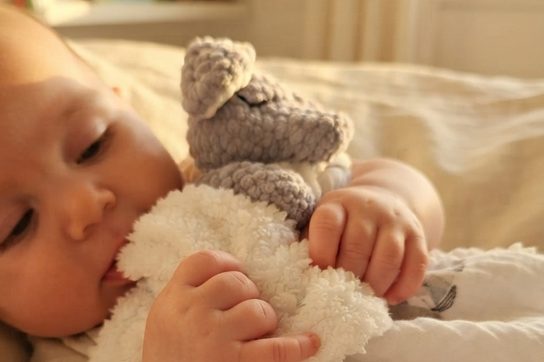 Le doudou, objet transitionnel, coeur du rituel du coucher avec le coffret naissance