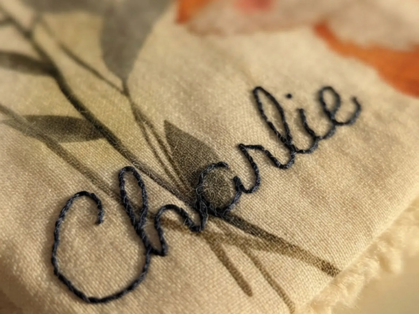 Broderie main du prénom de bébé sur le doudou naissance personnalisé Milo le Renard